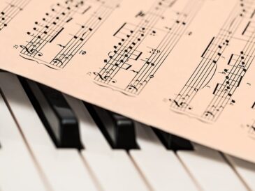 Rejs tilbage i tiden med en Klaverbænk fra George Hennesey: Historien om en musikalsk arv