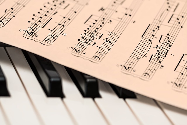 Rejs tilbage i tiden med en Klaverbænk fra George Hennesey: Historien om en musikalsk arv
